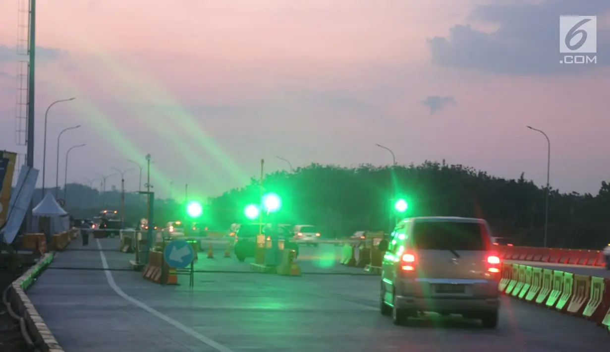 Sejumlah mobil memasuki gerbang tol Kalikangkung, Semarang, Minggu (9/6/2019). Pemberlakuan oneway cukup efektif. Terlihat mulai GT Kalikangkung hingga KM 312 Tol Pejagan-Pemalang tak terjadi kepadatan kendaraan. (Liputan6.com/Gholib)