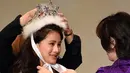 Mika Matsuno (kiri) menerima mahkota saat dinobatkan menjadi pemenang Miss Nippon 2016 di Tokyo, Jepang (25/1). Miko merupakan putri dari politikus Jepang Yorihisa Matsuno. (AFP PHOTO/Toshifumi Kitamura)