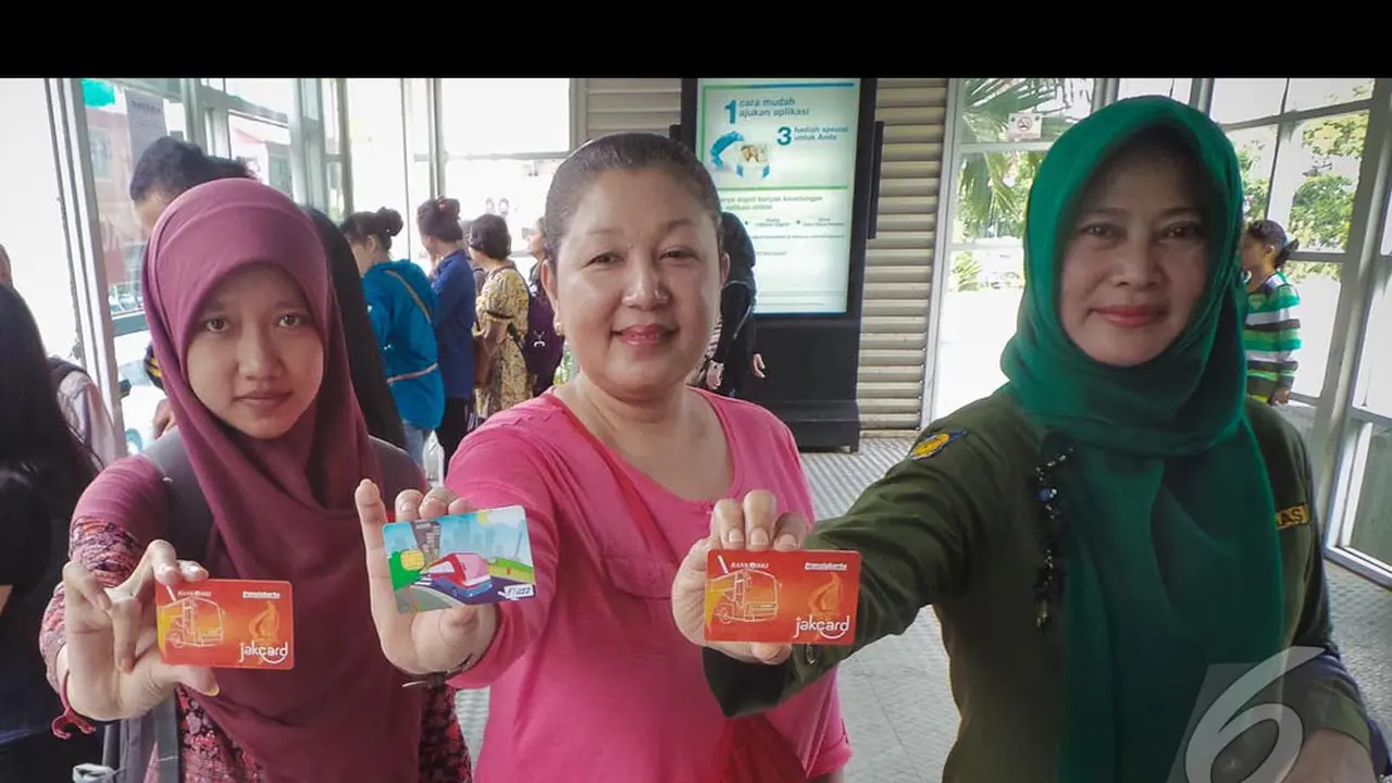 Ada Bule Ikutan Beli E-Ticket Transjakarta