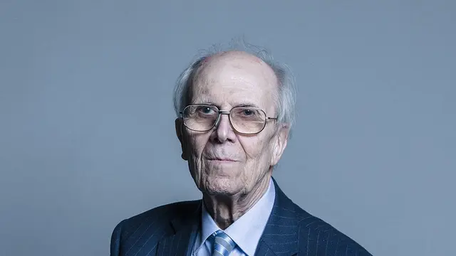 Menteri Perdagangan dan Industri, Norman Tebbit, yang ditarik dari puing-puing (wikimedia commons)