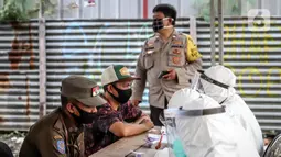 Petugas medis saat menggelar swab test COVID-19 di Pasar Tasik, Jakarta, Kamis (2/7/2020). Tes yang dilakukan secara acak bagi pedagang itu bertujuan untuk mendeteksi serta mencegah penyebaran COVID-19 di kawasan Pasar Tasik. (Liputan6.com/Faizal Fanani)