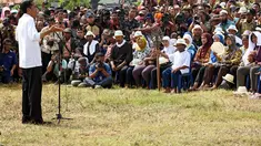 Presiden Joko Widodo menghadiri panen raya di Desa Kedokan Gabus, Kecamatan Gabus Wetan, Kabupaten Indramayu, Rabu (18/3/2015). (Rumgrapres/Agus Suparto)