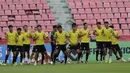 Para pemain Thailand melakukan pemanasan saat latihan di Stadion Rajamangala, Bangkok, Jumat (16/11). Latihan ini persiapan jelang laga Piala AFF 2018 melawan Timnas Indonesia. (Bola.com/M. Iqbal Ichsan)