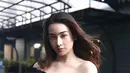 Dengan tampilan yang simpel, baik rambut ataupun makeup, gaya Anya Geraldine sudah terlihat wah ketika kenakan busana berwarna hitam. Karena memang Nur Amalina ini sudah cantik (Liputan6.com/IG/anyageraldine)
