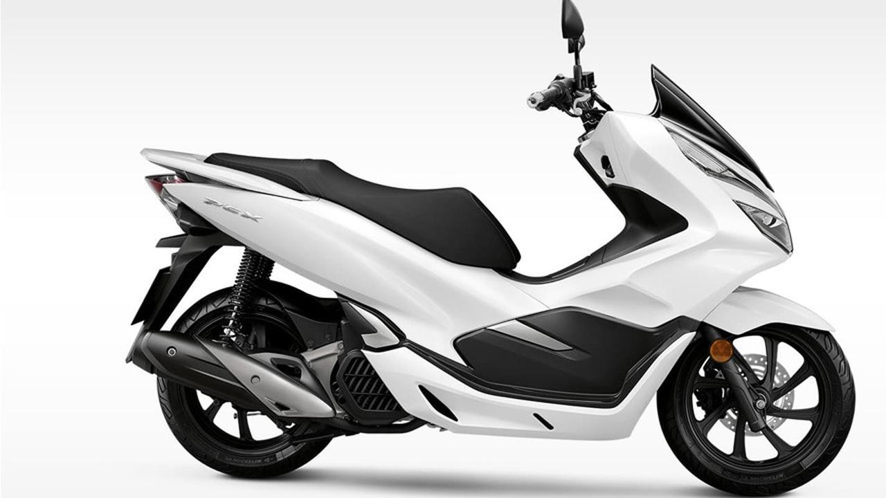 Ilustrasi sepeda motor berwarna putih (motortrade.com.ph)