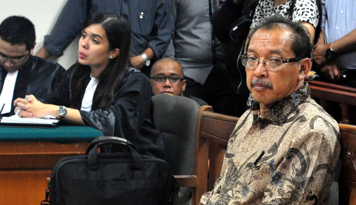 Antonius Bambang Djatmiko saat mengikuti sidang bacaan vonis oleh Majelis Hakim di Pengadilan Tipikor, Jakarta, Senin (20/4/2015). Antonius divonis pidana dua tahun penjara dan denda Rp100 juta subsider dua bulan kurungan. (Liputan6.com/Yoppy Renato)
