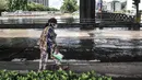 Warga berjalan dekat banjir yang menggenangi Jalan RE Martadinata, Ancol, Jakarta, Selasa (9/11/2021). Banjir disebabkan oleh meluapnya Kali Ciliwung Gunung Sahari dan ditambah fenomena air pasang laut yang terus terjadi. (merdeka.com/Iqbal S. Nugroho)