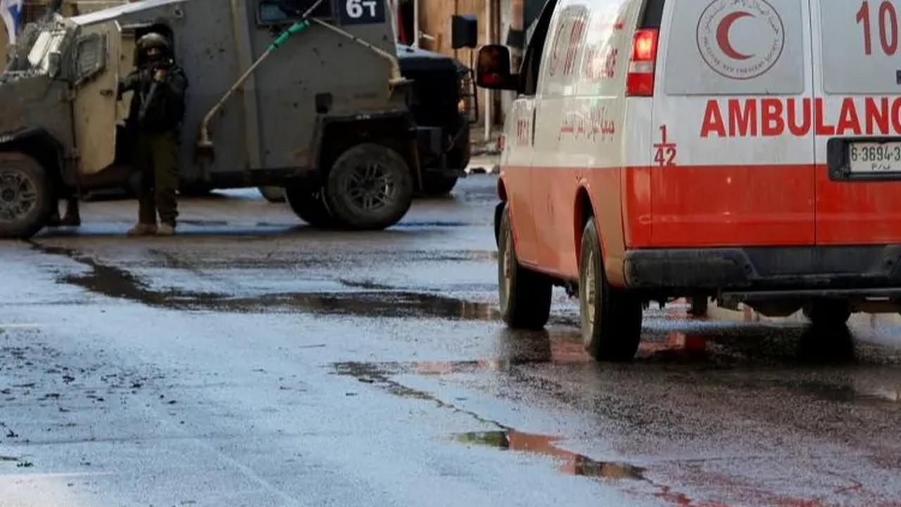 Sejumlah mobil ambulan yang sedang membawa pasien dan korban penembakan pun dicegat.