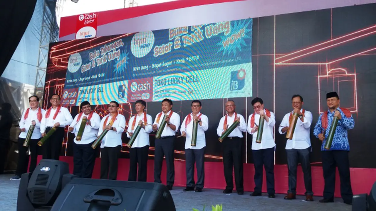 Peresmian Tcash-BTPN Wow! oleh Dirut Telkomsel Ririek Adriansyah (tengah) dan Dirut BTPN Jerry Ng di Ciampea, Bogor, Senin (18/4/2016).