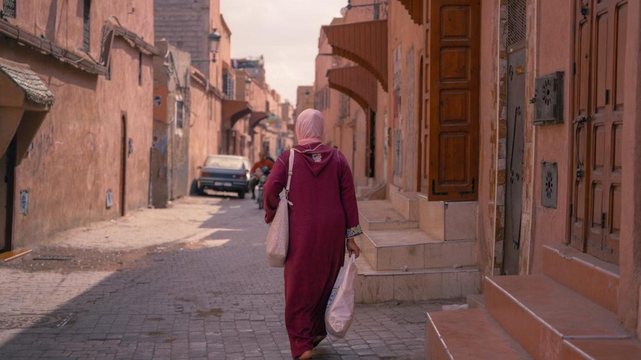 Ilustrasi Gamis Burgundy