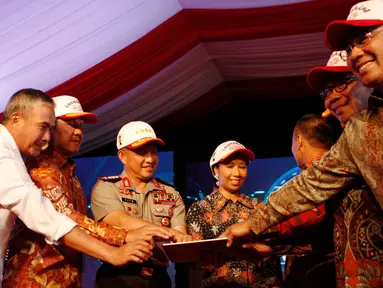 Kapolri Jenderal Pol Tito Karnavian bersama Menteri BUMN Rini Soemarno meresmikan 3 aplikasi online, di Jakarta, Jumat (16/12). Ketiga aplikasi tersebut adalah e-Samsat, e-Tilang dan SIM Baru Online. (Liputan6.com/Angga Yuniar)