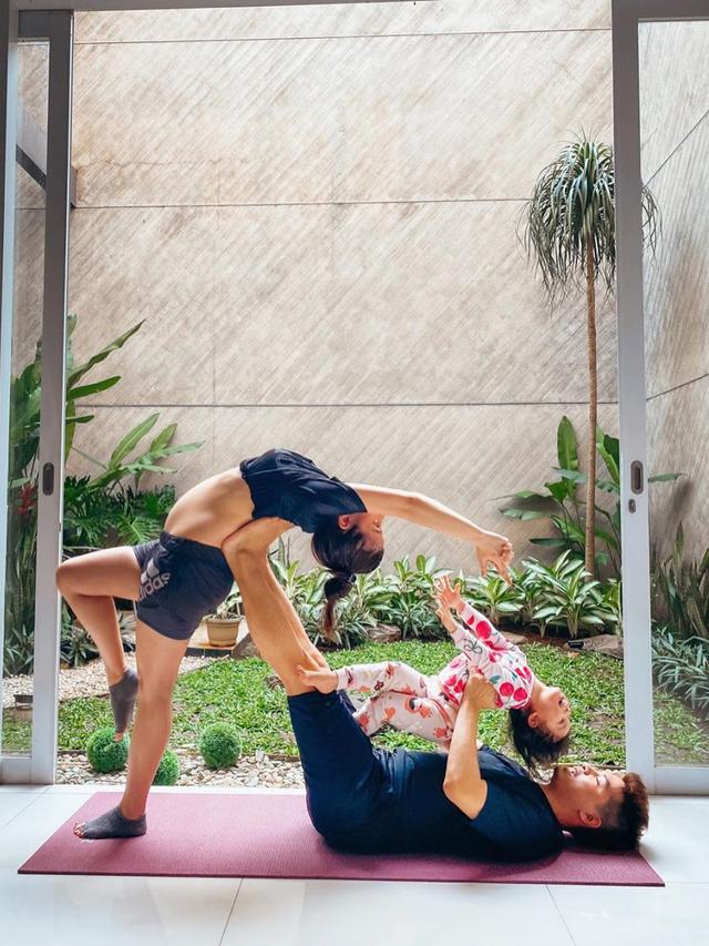 Tetap Aktif Olahraga, Ini 6 Potret Chelsea Olivia Yoga saat Hamil