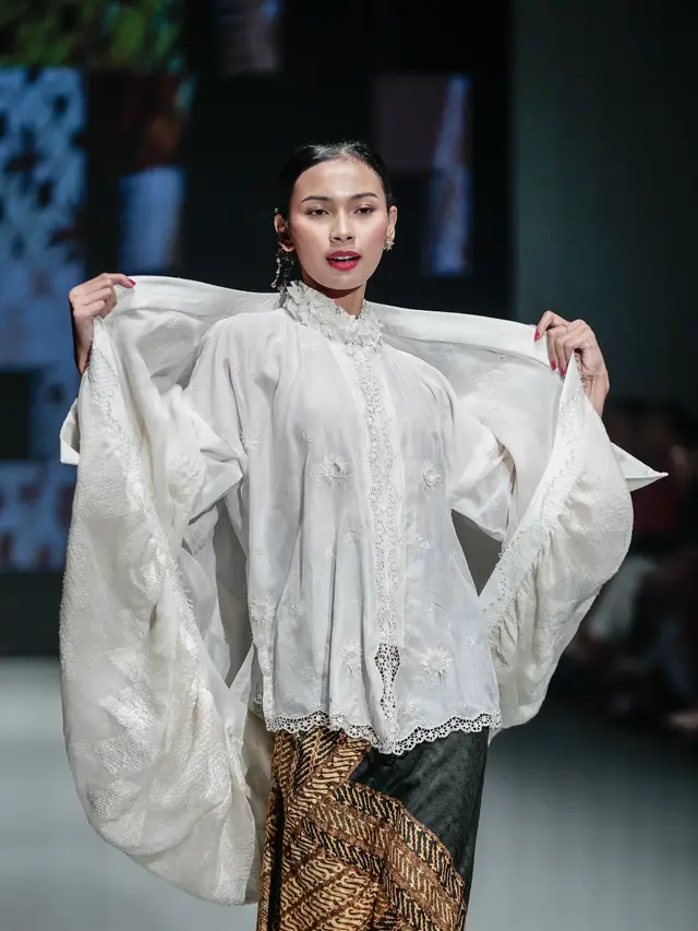 BINhouse Hidupkan Runway PIFW 2025 dengan Lenggak Lenggok Model Berkebaya