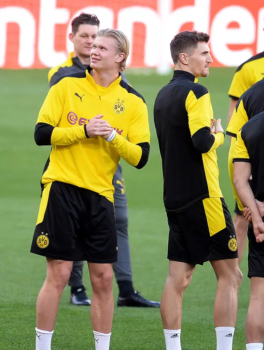 Penyerang Borrusia Dortmund, Erling Braut Haaland (kiri) menghadiri sesi latihan tim di stadion Ramon Sanchez Pizjuan di Seville (16/2/2021). Dortmund akan bertanding melawan Sevilla pada leg pertama babak 16 besar Liga Champions. (AFP/Cristina Quicler)