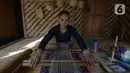 Warga suku Baduy menenun kain di Ciboleger, Lebak, Banten Jumat (15/10/2021). Pelaku usaha penjual perajin kain tenun Baduy di tengah pandemi Covid-19 mereka menghentikan kegiatan produksi. (merdeka.com/Imam Buhori)