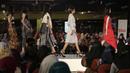 Para model menampilkan karya desainer Lulu Luthfi Labibi di panggung utama Emtek Goes To Campus di Graha Sabha Pramana, UGM, Yogyakarta, 3 November 2016. (Bola.com/Arief Bagus)