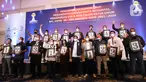 Ketua Umum BPD HIPMI Jaya, Sona Maesana (tengah) foto bersama 18 balon ketua umum usai pengambilan nomor urut pada pemilihan Badan Pengurus Cabang (BPC) Se-DKI Jakarta Raya periode 2021-2024 di The Tribrata Darmawangsa Jakarta, Selasa (16/11/2021). (Liputan6.com/HIPMI Jaya)