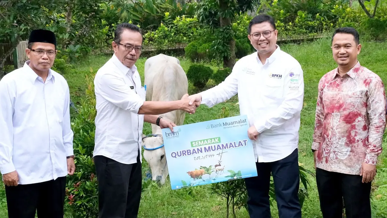 Direktur Utama PT Bank Muamalat Indonesia Tbk Indra Falatehan (kedua kanan) menyerahkan hewan kurban di Kantor Wilayah Kementerian Agama Serang, Banten. (Dok Bank Muamalat)