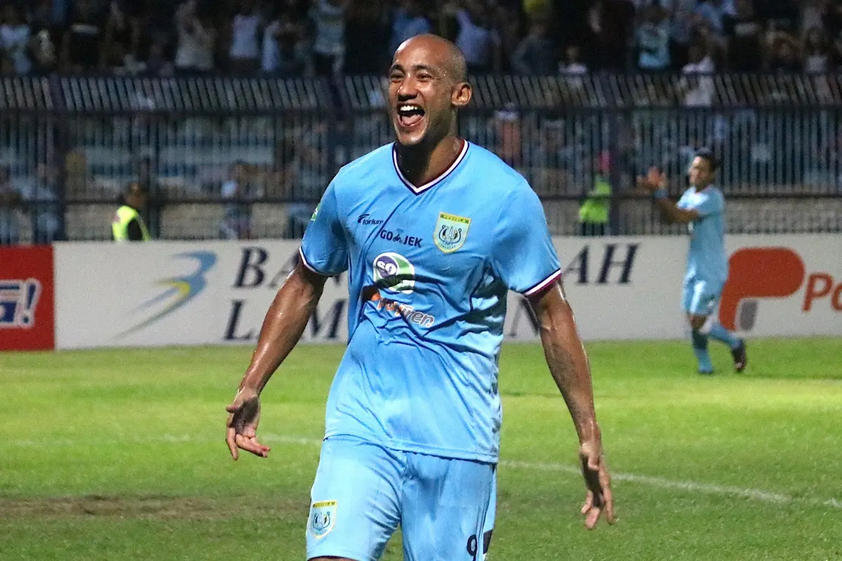 Striker asing Persela Lamongan, Loris Arnaud