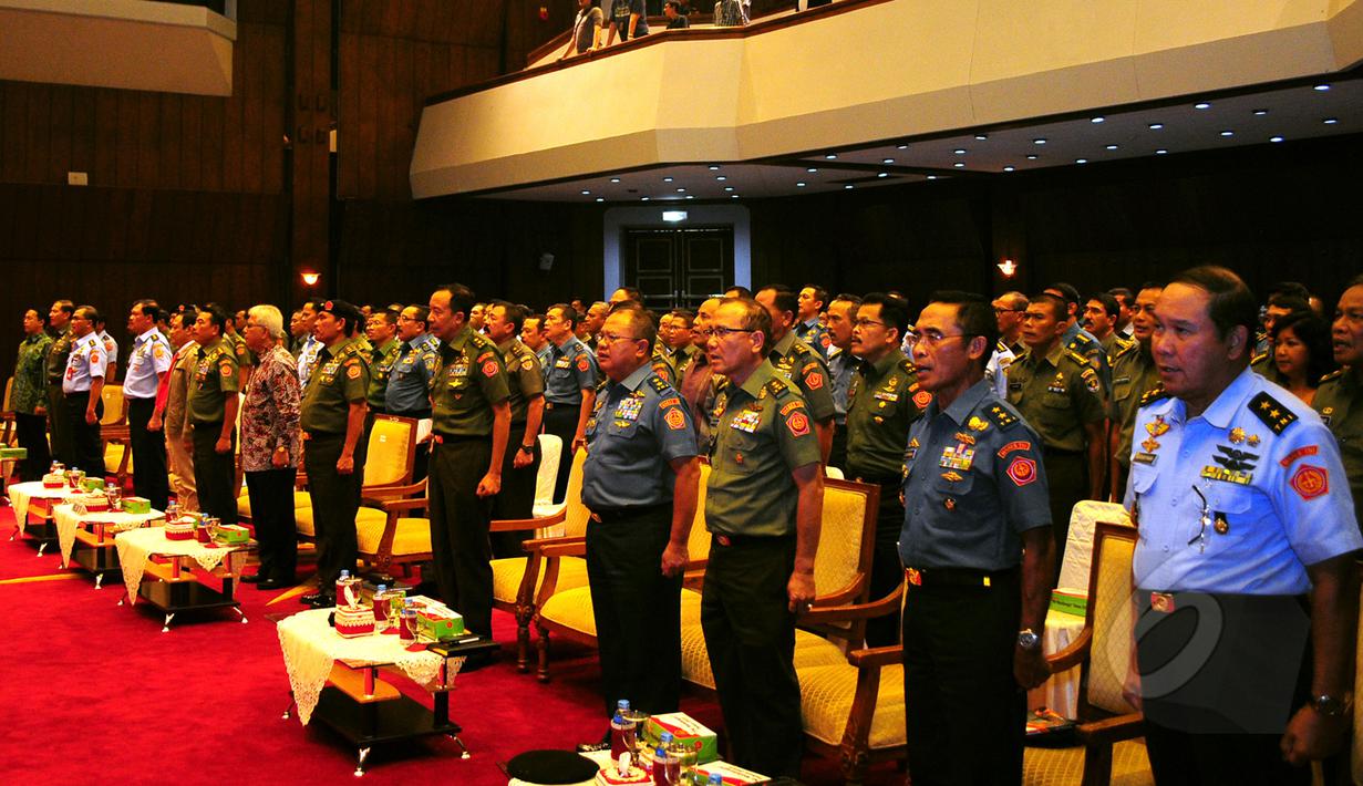 Sebanyak 200 orang perwira menengah (Pamen) TNI yang terdiri dari 45 Pamen TNI AD, 40 Pamen TNI AL, 30 Pamen TNI AU dan 80 Pamen dari Balakpus Mabes TNI hadir dalam diskusi bertajuk TNI Mendengar, Kamis (12/3/2015). (Liputan6.com/Yoppy Renato)