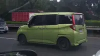 Tanpa kamuflase dan menggunakan pelat nomor putih, Daihatsu Thor melenggang di jalanan Indonesia.
