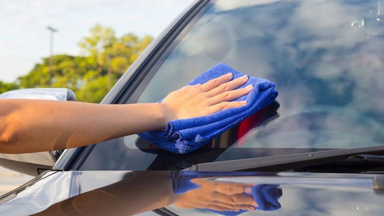 Melakukan perawatan mobil dengan wax