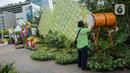 <p>Petugas menata dekorasi bertemakan Idul Fitri di kawasan Bundaran HI, Jakarta, Rabu (27/4/2022). Dekorasi berbentuk masjid, ketupat, dan bedug yang dihiasi oleh tanaman tersebut dalam rangka menyambut Idul Fitri 1443 Hijriah. (Liputan6.com/Faizal Fanani)</p>