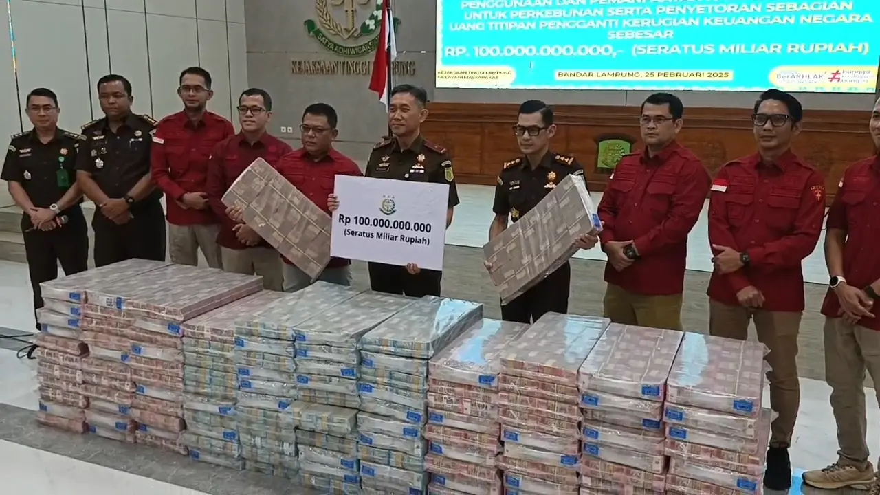 Penampakan uang Rp100 miliar kasus korupsi dalam pengelolaan kawasan hutan untuk perkebunan di Lampung (Liputan6.com/Ardi Munthe)