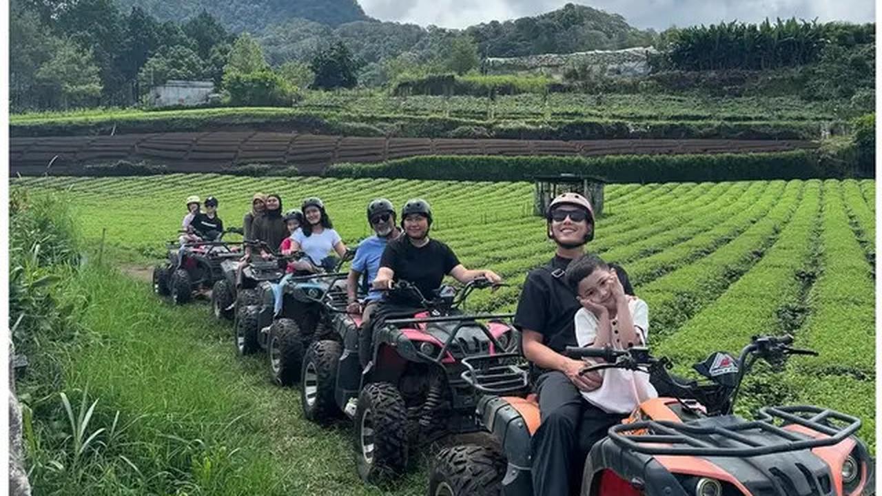 6 Potret Liburan Ussy dan Andhika di Kota Batu, Seru Naik ATV Bareng Anak