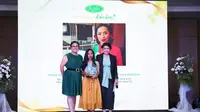 Diah Kusumawardani Wijayanti, pendiri Yayasan Bentara Budaya Indonesia (tengah) menerima apresiasi sebagai sosok inspiratif dalam kampanye Berbagi Kebaikan. (dok. Sania/Dinny Mutiah)