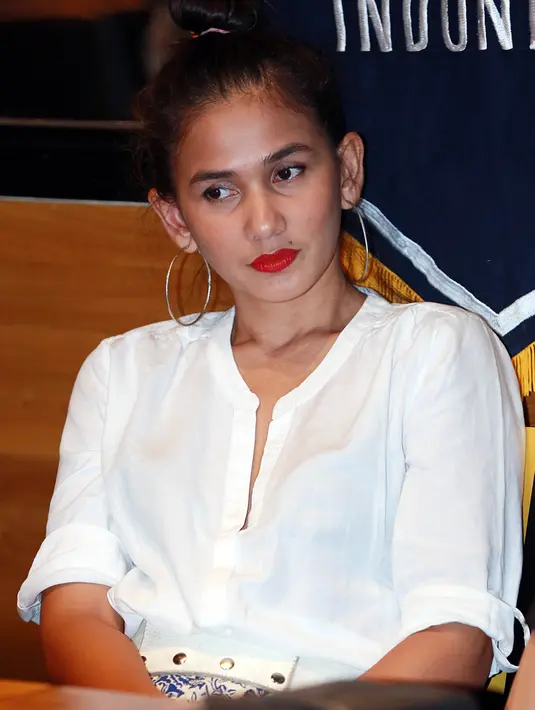 "Masih bingung, mudik atau enggak. Anak pengen ke Aceh, tapi saudara di Jakarta. Hari kedua mungkin bisa aja ke Aceh, hari pertama di Jakarta. Bisa jadi mungkin," kata Nova Eliza di Plaza Senayan, Jakarta Pusat, Kamis (30/6). (Deki Prayoga/Bintang.com)