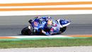 Pembalap Suzuki, Alex Rins, saat beraksi pada balapan MotoGP Eropa di Sirkuit Ricardo Tormo, Valencia, Minggu (8/11/2020). Joan Mir finis pertama dengan catatan waktu 41 menit 37,297 detik. (AP/Alberto Saiz)