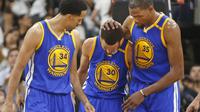 Stephen Curry saat melawan San Antonio Spurs  pada laga Final NBA wilayah Barat, Sabtu (19/5/2017) (AP Photo/Ronald Cortes)