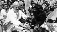 Foto arsip 12 Oktober 1989 ini menunjukkan saat Paus Yohanes Paulus II mengunjungi Dili, Timor Timur (saat itu).(Dok.AP/Bullit Marquez)