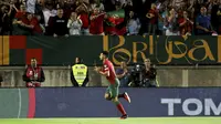 Striker Timnas Portugal, Goncalo Ramos melakukan selebrasi setelah mencetak gol kedua timnya ke gawang Luksemburg pada laga Grup J Kualifikasi Euro 2024 di Estadio Algarve, Selasa (12/9/2023) dini hari WIB. (AP Photo/Joao Matos)