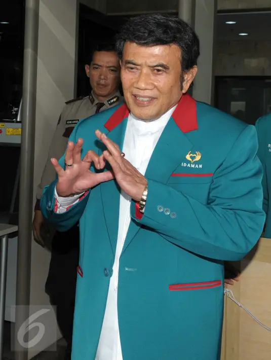 Ketua Umum Partai Idaman, Rhoma Irama berjalan keluar Gedung KPK, Jakarta, Kamis (3/3). Kedatangan Sang Raja Dangdut bersama dengan rombongannya tersebut bertujuan untuk mendukung KPK dalam memberantas korupsi di Indoneisa. (Liputan6.com/Helmi Afandi)