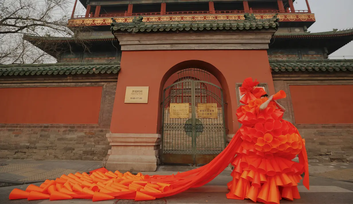 Seorang wanita bernama Kong Ning mengenakan kostum dari plastik berbentuk kerucut selama protes yang dilakukannya di Beijing, Cina, (7/12). Ini merupakan bagian protes terhadap polusi udara yang semakin parah di Cina. (REUTERS/Damir Sagolj)