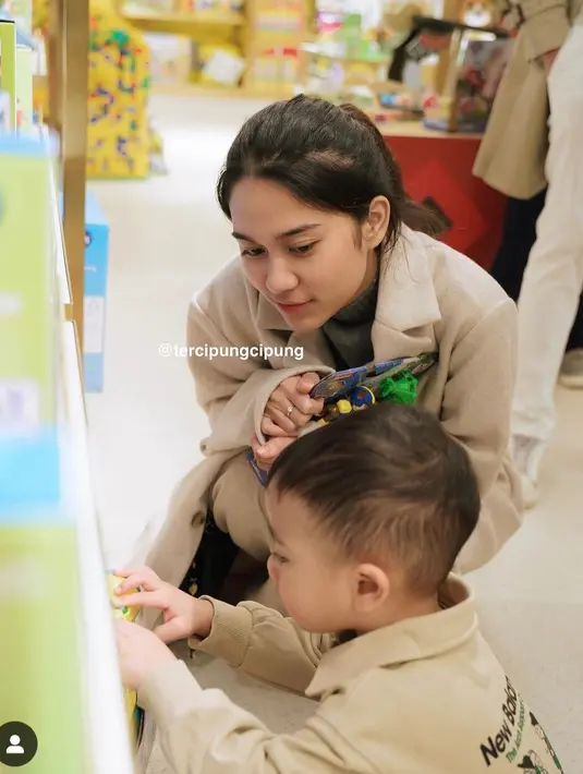 Namun Azizah Salsha tak menanggapi komentar netizen tersebut