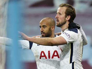 Striker Tottenham Hotspur, Harry Kane (kanan) melakukan selebrasi bersama Lucas Moura usai mencetak gol kedua timnya ke gawang Aston Villa dalam laga lanjutan Liga Inggris 2020/2021 pekan ke-29 di Villa Park, Minggu (21/3/2021). Tottenham menang 2-0 atas Aston Villa. (AP/Tim Keeton/Pool)