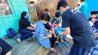 Tim Bakti Sosial Ukrida memberikan bantuan pengobatan bagi warga terdampak gempa di Cianjur.