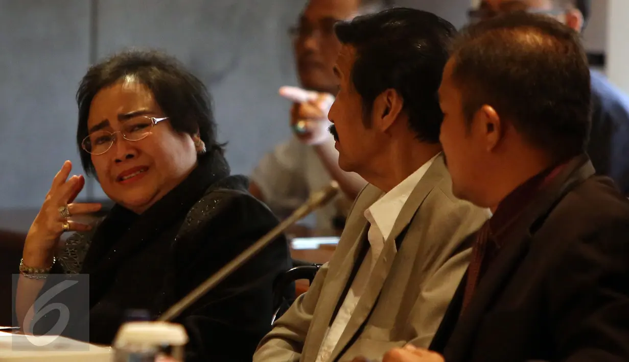 Tangis Rachmawati Soekarnoputri saat mengadukan nasibnya yang dituduh melakukan makar kepada pimpinan DPR di Jakarta, Selasa (10/1). Rachmawati menjelaskan kronologi penangkapan dirinya kepada Wakil Ketua DPR Fadli Zon. (Liputan6.com/Johan Tallo)