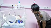 Kondisi bayi lelaki yang dibuang ke semak-semak makin montok dengan pipi memerah. (Liputan6.com/Muhamad Ridlo)