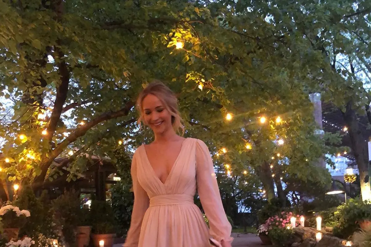 Sontek Gaun Pertunangan Jennifer Lawrence yang Sederhana Nan Anggun