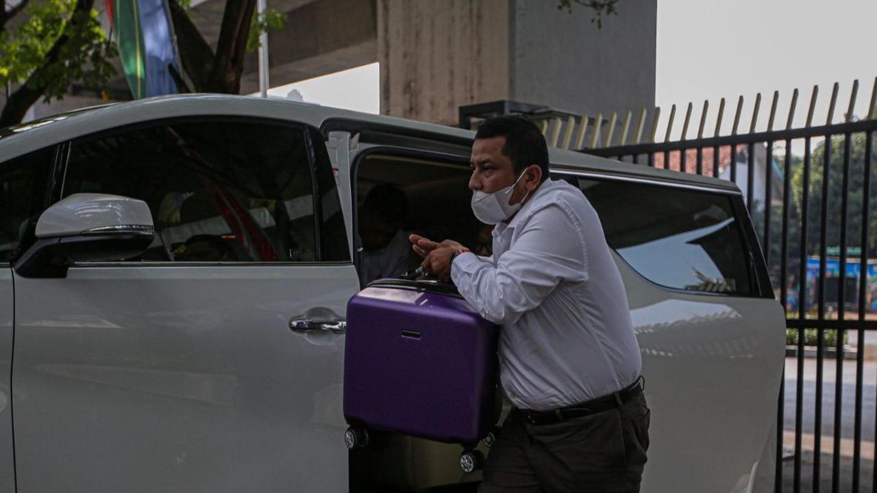 Datang dengan menggunakan mobil putih, Pengacara Komisaris PT Solitech Media Sinergy Irwan Hermawan, Maqdir Ismail yang dibantu tim membawa uang Rp27 miliar ke Kejaksaan Agung (Kejagung).