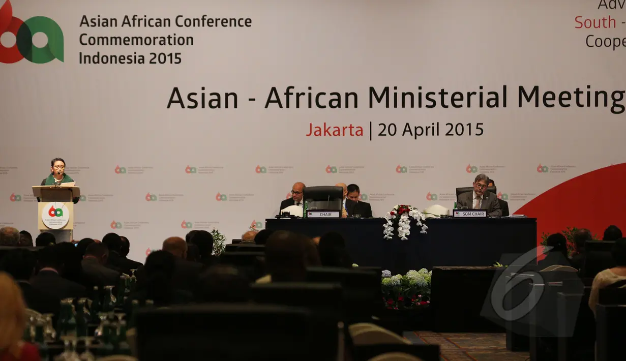 Menlu Retno Marsudi memberikan sambutan pada pembukaan Pertemuan Tingkat Menteri Asia-Afrika di JCC, Senin (20/4/2015). Pertemuan setingkat menteri tersebut merupakan rangkaian Peringatan ke-60 tahun KTT Asia Afrika 2015. (Liputan6.com/Herman Zakharia)