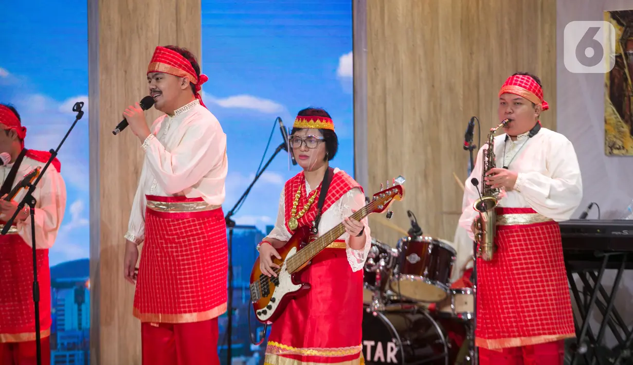 Penyandang disabilitas menampilkan pertunjukan musik pada pembukaan Hari Disabilitas Internasional di Gedung Kemensos, Jakarta, Kamis (3/12/2020). Acara bertema Membangun Kembali Kehidupan yang Lebih Baik, Lebih Inklusif, Lebih Berkelanjutan di Masa Pandemi Covid-19. (Liputan6.com/Faizal Fanani)
