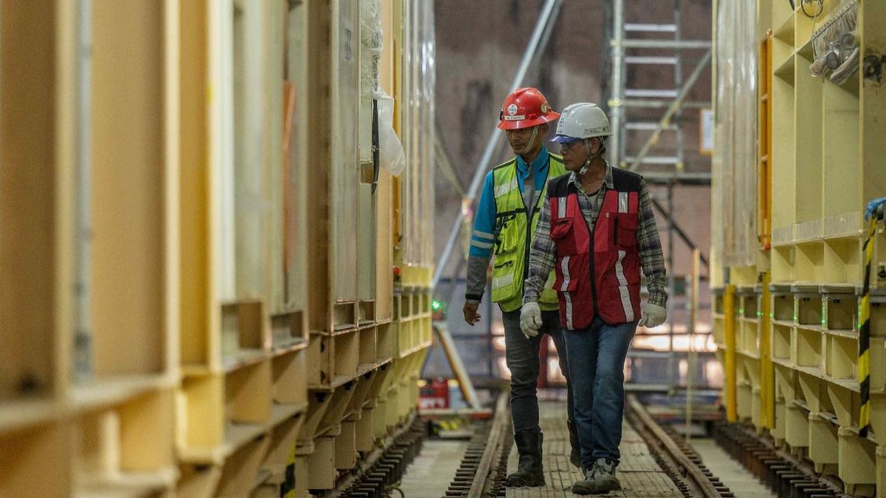 Sedangkan Stasiun Kota terdiri dari tiga lantai, dengan panjang stasiun sekitar 231,2 meter, lebar 17,3 meter, dan berada di kedalaman 23,75 meter.