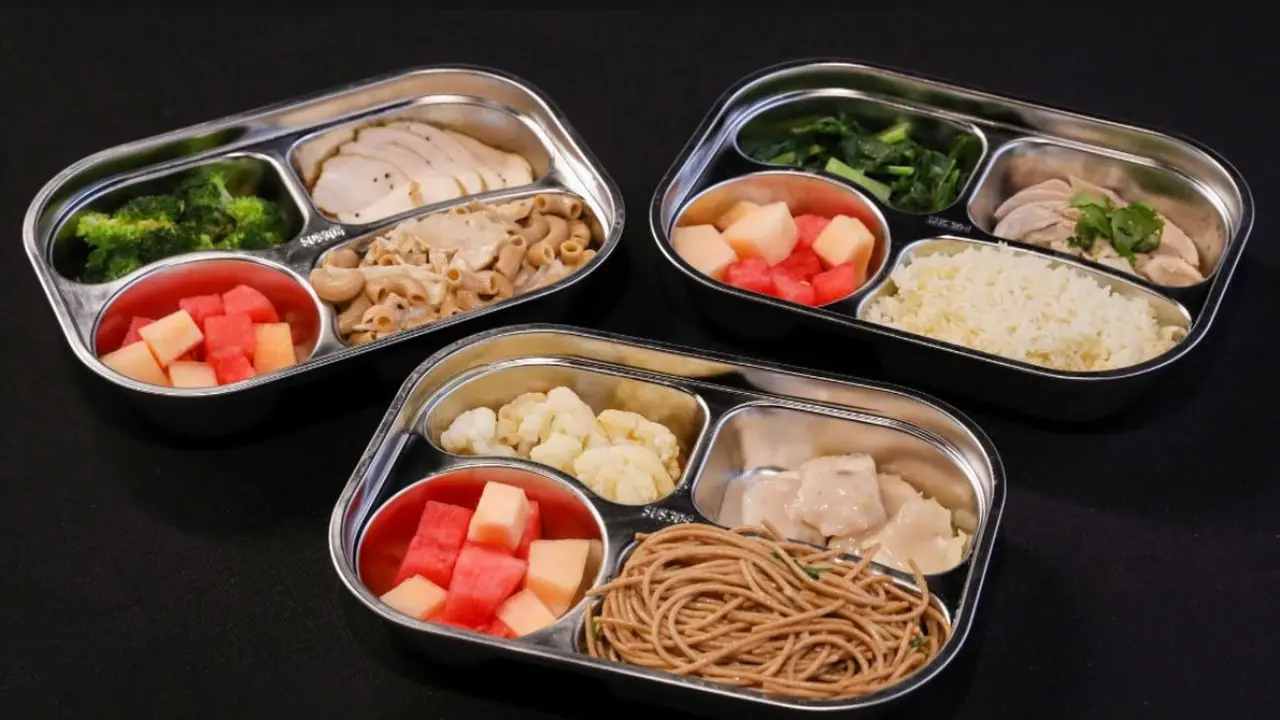 Menu model dapur pusat (central kitchen) pada 13 sekolah di Singapura mulai awal tahun 2026
