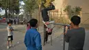 Anak-anak bermain pada palang besi yang terpasang di Shahr-e Naw Park, Kabul, Afghanistan, 9 September 2021. Taliban menguasai Afghanistan setelah pasukan Amerika Serikat meninggalkan negara tersebut. (HOSHANG HASHIMI/AFP)