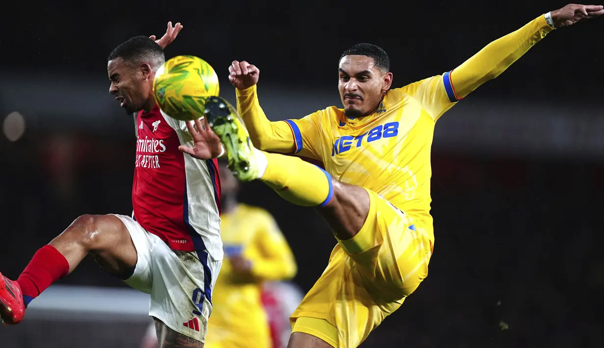 Pemain Arsenal, Gabriel Jesus berebut bola dengan pemain Crystal Palace, Maxence Lacroix pada laga perempat final Carabao Cup 2024/2025 yang berlangsung di Emirates Stadium, London, Inggris, Kamis (19/12/2024) WIB. (AP Photo/Kirsty Wigglesworth)